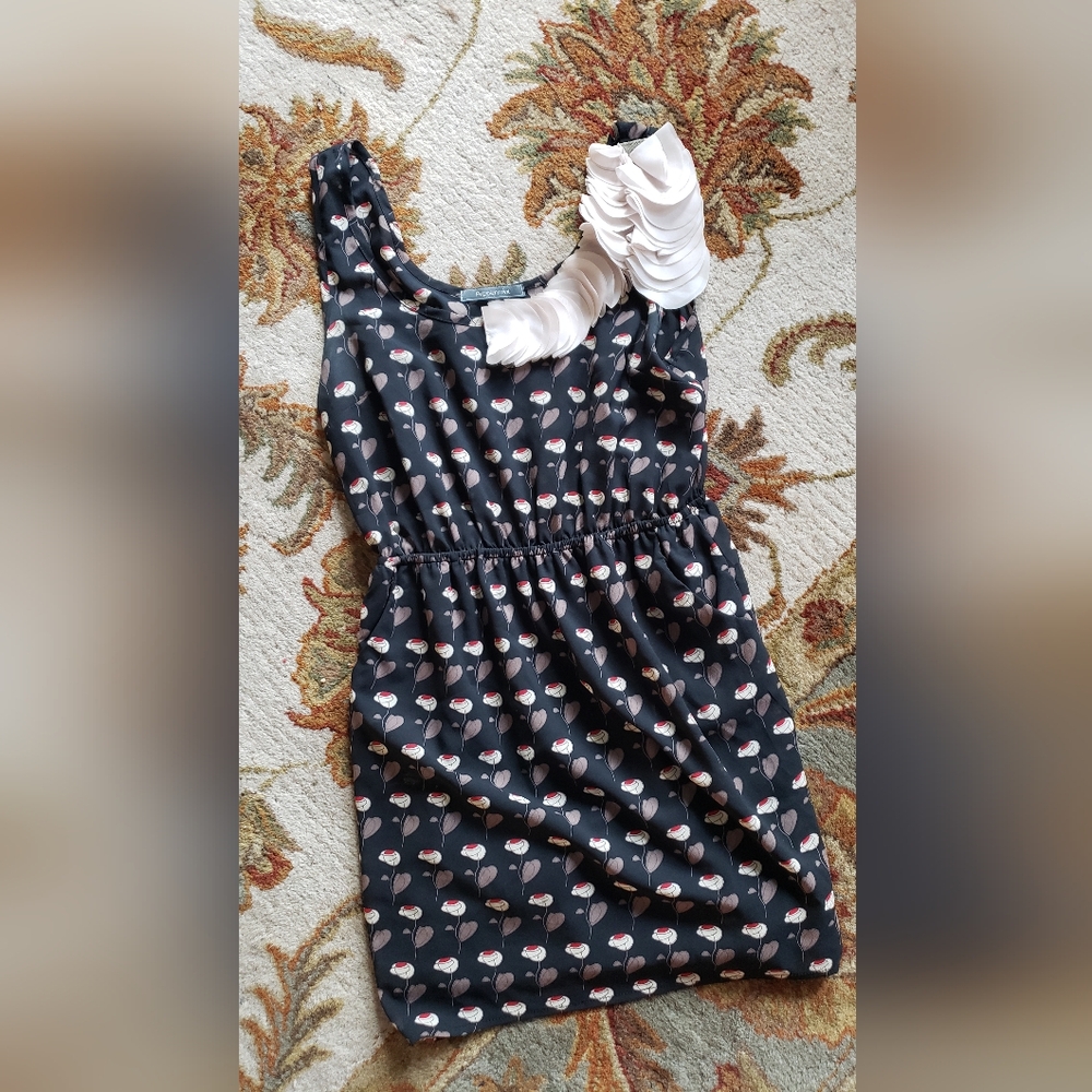 Retro style cocktail dress with ruffled collar